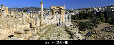 Vista del Tetrapilone Nord della città di Jerash, Giordania, Medio Oriente Foto Stock