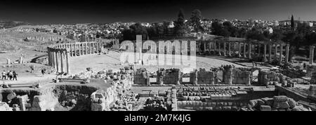 Vista sul Naos di Zeus (Santuario di Zeus Olympios) e sull'Oval Plaza, sulla città di Jerash, sulla Giordania e sul Medio Oriente Foto Stock