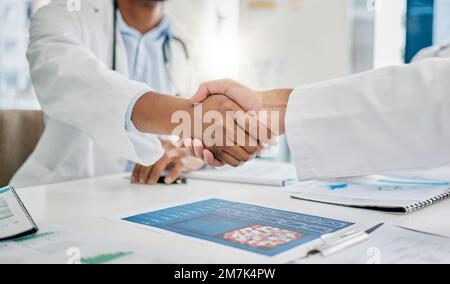 Closeup handshake, medici e accordo per documenti, ricerca o salute in ospedale per fermare il virus. Medico, scuotendo le mani e la motivazione per Foto Stock