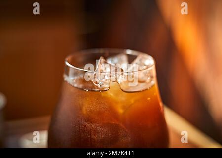 caffè nero ghiacciato (americano ghiacciato) sul tavolo di legno. Foto Stock