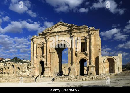 Vista sull'Arco di Adriano nella città di Jerash, Giordania, Medio Oriente Foto Stock