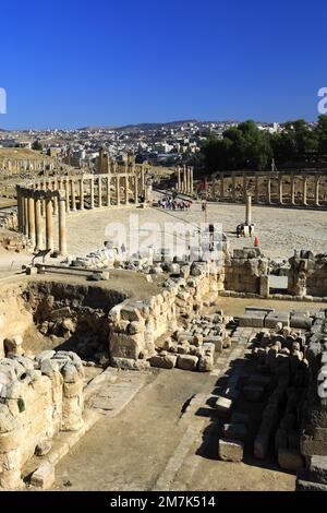 Vista sul Naos di Zeus (Santuario di Zeus Olympios) e sull'Oval Plaza, sulla città di Jerash, sulla Giordania e sul Medio Oriente Foto Stock