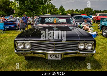 Iola, WI - 07 luglio 2022: Vista frontale in prospettiva alta di un Buick Skylark Convertibile 1966 in un salone automobilistico locale. Foto Stock