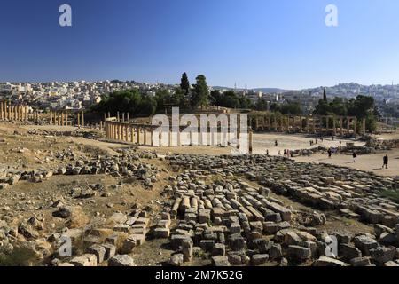 Vista sul colonnato Oval Plaza nella città di Jerash, Giordania, Medio Oriente Foto Stock