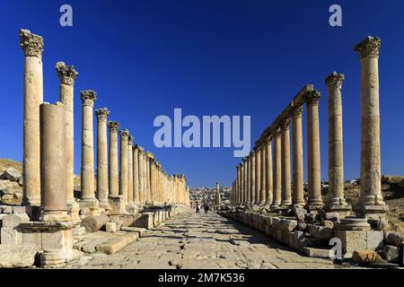 Vista sulla strada colonnata Cardo nella città di Jerash, Giordania, Medio Oriente Foto Stock