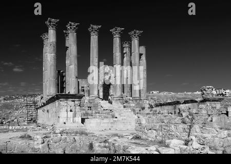 Vista sul Tempio di Artemis nella città di Jerash, Giordania, Medio Oriente Foto Stock