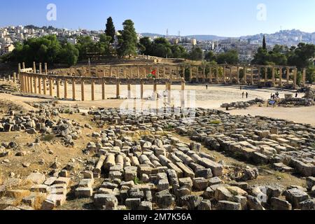 Vista sul colonnato Oval Plaza nella città di Jerash, Giordania, Medio Oriente Foto Stock