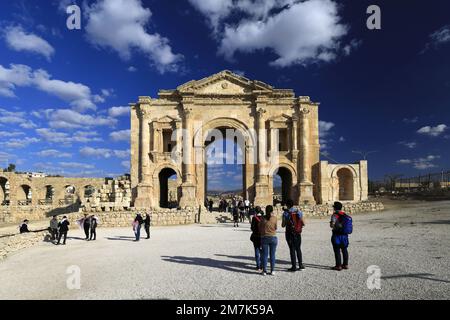 Vista sull'Arco di Adriano nella città di Jerash, Giordania, Medio Oriente Foto Stock