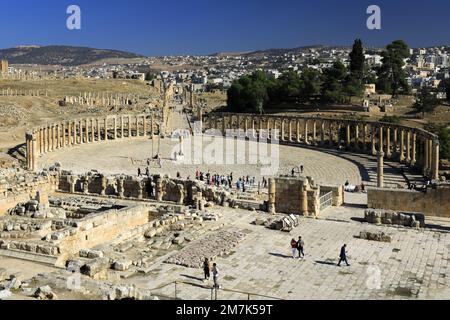 Vista sul colonnato Oval Plaza nella città di Jerash, Giordania, Medio Oriente Foto Stock