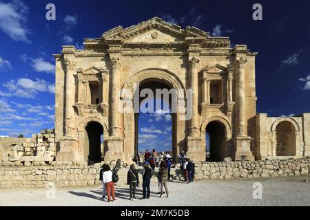 Vista sull'Arco di Adriano nella città di Jerash, Giordania, Medio Oriente Foto Stock