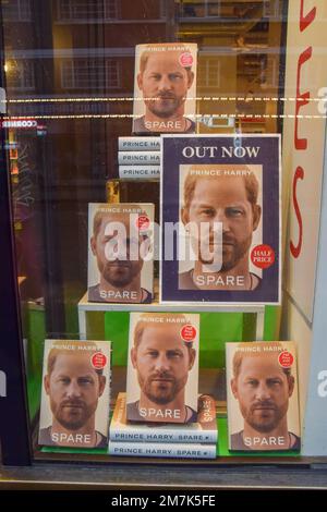 Londra, Regno Unito. 10th Jan, 2023. Una libreria nel centro di Londra mostra il memoriale del principe Harry, intitolato Spare, mentre il libro va in vendita nel Regno Unito. Credit: SOPA Images Limited/Alamy Live News Foto Stock