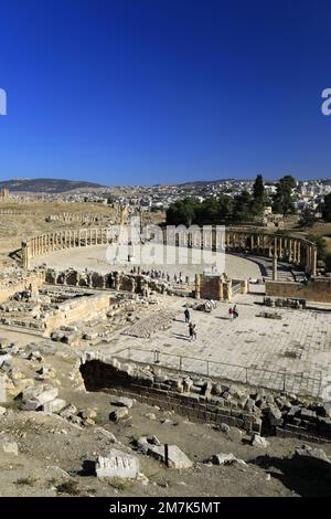 Vista sul colonnato Oval Plaza nella città di Jerash, Giordania, Medio Oriente Foto Stock