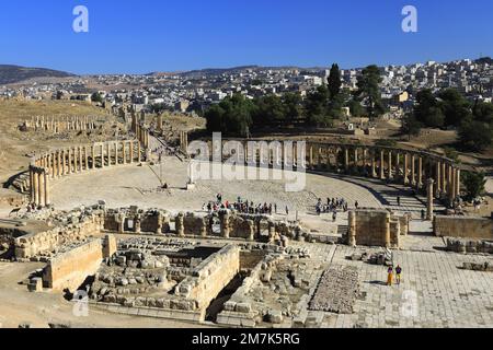 Vista sul colonnato Oval Plaza nella città di Jerash, Giordania, Medio Oriente Foto Stock