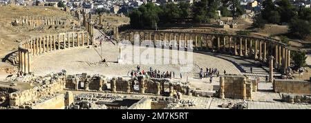 Vista sul colonnato Oval Plaza nella città di Jerash, Giordania, Medio Oriente Foto Stock