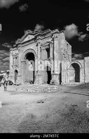 Vista sull'Arco di Adriano nella città di Jerash, Giordania, Medio Oriente Foto Stock