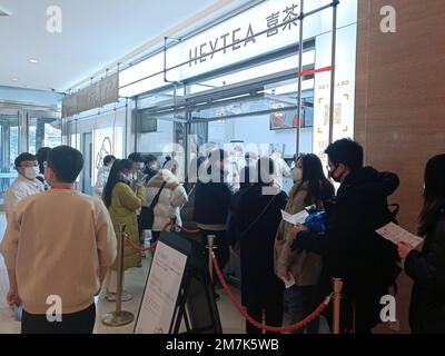 Shijiazhuang. 10th Jan, 2023. La gente fa la fila per comprare le bevande in un centro commerciale nella città di Baoding, nella provincia di Hebei della Cina settentrionale, il 31 dicembre 2022. Credit: Notizie dal vivo su Xinhua/Alamy Foto Stock