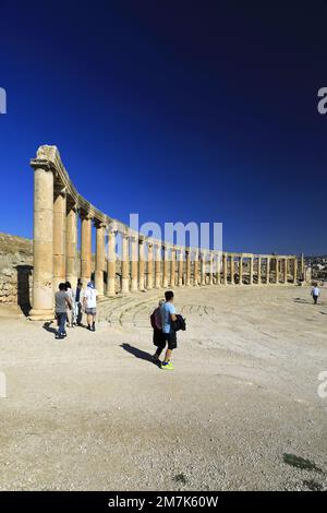 Vista sul colonnato Oval Plaza nella città di Jerash, Giordania, Medio Oriente Foto Stock