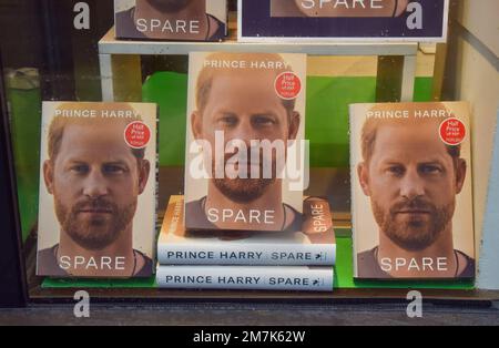 Londra, Regno Unito. 10th Jan, 2023. Una libreria nel centro di Londra mostra il memoriale del principe Harry, intitolato Spare, mentre il libro va in vendita nel Regno Unito. (Foto di Vuk Valcic/SOPA Images/Sipa USA) Credit: Sipa USA/Alamy Live News Foto Stock