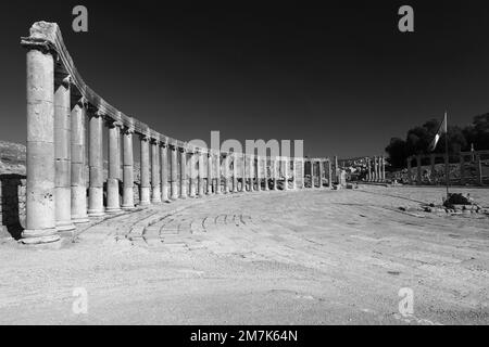 Vista sul colonnato Oval Plaza nella città di Jerash, Giordania, Medio Oriente Foto Stock