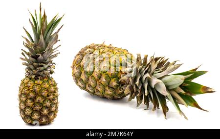 Set di immagini di ananas. Ananas isolato su sfondo bianco. Tracciato di ritaglio. Profondità di campo completa. primo piano Foto Stock