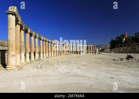 Vista sul colonnato Oval Plaza nella città di Jerash, Giordania, Medio Oriente Foto Stock