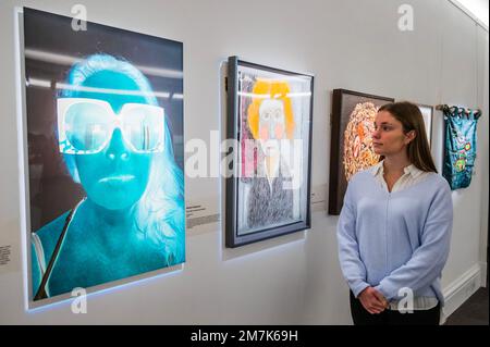 Londra, Regno Unito. 10th Jan, 2023. Anteprima di Humanity, l'ultima mostra di The Arts Charity Outside in, a Sothebys London. La Carità fornisce una piattaforma per artisti che si trovano ad affrontare barriere significative al mondo dell'arte e include opere di 80 artisti. Più tardi la mostra sarà in tournée a Glasgow e Brighton. La maggior parte delle opere sono in vendita. Si tratta della sesta mostra del National Open organizzata dall'ente benefico, istituita nel 2006 per assistere gli artisti che si trovano ad affrontare barriere dovute a salute, disabilità, circostanze sociali e isolamento. Credit: Guy Bell/Alamy Live News Foto Stock