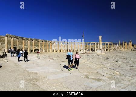 Vista sul colonnato Oval Plaza nella città di Jerash, Giordania, Medio Oriente Foto Stock