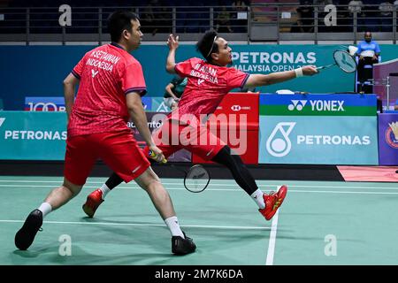 Kuala Lumpur, Malesia. 10th Jan, 2023. L'Indonesia Mohammad Ahsan (R)/Hendra Setiawan gareggia durante il doppio turno maschile del 32 contro l'He JITing/Zhou Haodong della Cina al Malaysia Open 2023 a Kuala Lumpur, Malesia, 10 gennaio 2023. Credit: Notizie dal vivo su Zhu Wei/Xinhua/Alamy Foto Stock