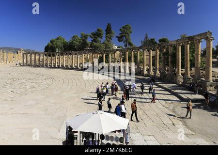 Vista sul colonnato Oval Plaza nella città di Jerash, Giordania, Medio Oriente Foto Stock