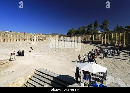 Vista sul colonnato Oval Plaza nella città di Jerash, Giordania, Medio Oriente Foto Stock