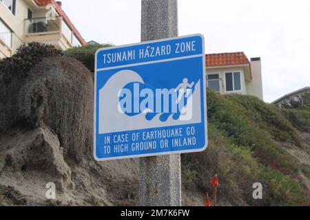 Segnali di pericolo tsunami vicino alla spiaggia della California Foto Stock
