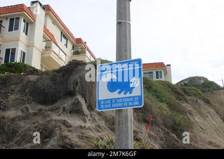 Segnali di pericolo tsunami vicino alla spiaggia della California Foto Stock