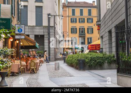 MILANO, ITALIA - 15 MAGGIO 2018: Questa è una delle strade pedonali del quartiere Brera, una delle zone più frequentate della città per il relax. Foto Stock