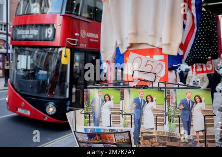 Ventiquattro ore prima della pubblicazione nel Regno Unito del libro del Principe Harry intitolato 'Spare', in cui si dice che le sue rivelazioni controverse danneggino la monarchia, i souvenir della famiglia reale sono in vendita nel West End, il 9th gennaio 2023, a Londra, Inghilterra. (Foto di Richard Baker / in Pictures via Getty Images) Foto Stock