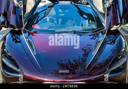2020 McLaren 720s V8 auto astratto a Bicester Heritage Center domenica gara evento. Bicester, Oxfordshire, Inghilterra Foto Stock