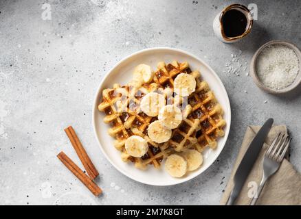 Cialde di banana con cannella e cocco Foto Stock