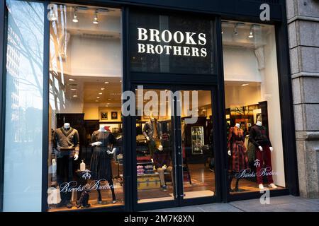 3 gennaio 2023 Tokyo Giappone Un negozio Brooks Brothers a Tokyo.Brooks Brothers e un azienda americana di lusso al dettaglio che offre abbigliamento da lavoro calzature e accessori per uomini donne e...