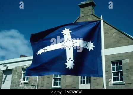 Bandiera Eureka della Federazione Australiana che vola di fronte al vecchio edificio. Foto Stock