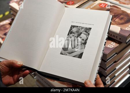 Norwich, Regno Unito - 10th gennaio 2023 mesi dopo la speculazione il tanto atteso libro personale ed emotivo di Tell-all del Duca del Sussex, intitolato Spare, va in vendita oggi in 16 lingue diverse, più un audiolibro letto dal principe stesso, pubblicato da Penguin Random House. Credit: Nils Jorgensen/Alamy Live News Foto Stock