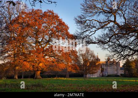 Rousham House e terreni di colore autunnale, oxfordshire, Inghilterra, Europa Foto Stock