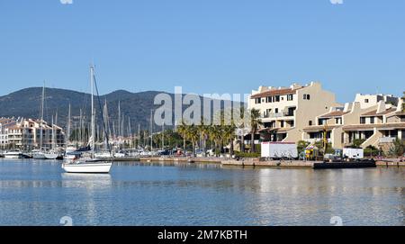 Port Grimaud hotel sulla riva del bacino mediterraneo in Francia Azure Foto Stock