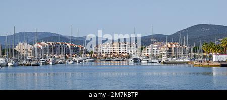 Port Grimaud hotel sulla riva del bacino mediterraneo in Francia Azure Foto Stock