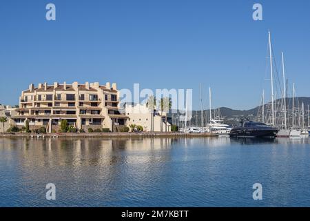 Port Grimaud hotel sulla riva del bacino mediterraneo in Francia Azure Foto Stock