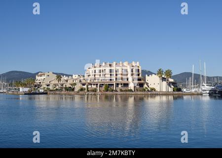 Port Grimaud hotel sulla riva del bacino mediterraneo in Francia Azure Foto Stock