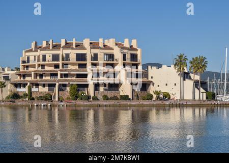 Port Grimaud hotel sulla riva del bacino mediterraneo in Francia Azure Foto Stock