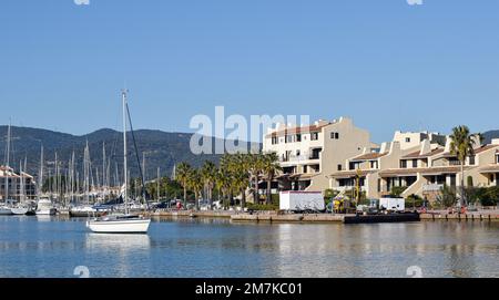 Port Grimaud hotel sulla riva del bacino mediterraneo in Francia Azure Foto Stock