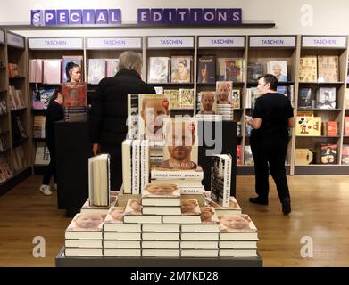 Londra, Regno Unito. 10th Jan, 2023. Copie del nuovo libro di sua altezza reale il Principe Harry, il Duca di Sussex intitolato 'Spare' sono esposte a Selfridges a Londra, martedì 10 gennaio 2023. Il memoro del principe Harry 'Spare' è già il numero 1 sulle classifiche dei Best-seller Amazon e uno dei più grandi titoli di pre-ordine per i rivenditori di alta strada. Foto di Hugo Philpott/UPI Credit: UPI/Alamy Live News Foto Stock