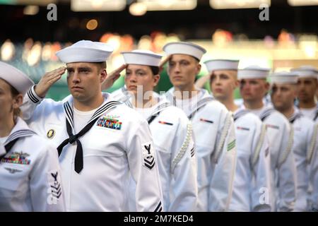 220510-N-NT811-0009 WASHINGTON (10 maggio 2022) - i marinai del Distretto Navale Washington salutano la firma nazionale durante la riproduzione dello Star Spangled Banner come parte dei festeggiamenti pre-partita che celebrano la Giornata della Marina al Washington Nationals Park. I cittadini celebrano annualmente la Giornata della Marina e quest'anno hanno invitato il Vice ADM John B. Nowell Jr., il capo del personale navale, a buttare fuori il primo campo cerimoniale. Foto Stock