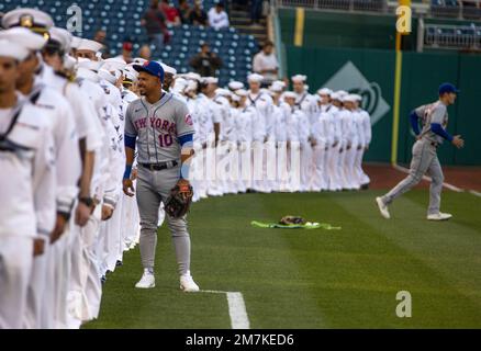 220510-N-NT811-0010 WASHINGTON (10 maggio 2022) - il terzo bassista dei New York Mets Eduardo Escoba parla con i marinai del Distretto Navale di Washington durante i festeggiamenti pre-partita che celebrano la Giornata della Marina al Washington Nationals Park. I cittadini celebrano annualmente la Giornata della Marina e quest'anno hanno invitato il Vice ADM John B. Nowell Jr., il capo del personale navale, a buttare fuori il primo campo cerimoniale. Foto Stock