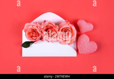 Una rosa rossa e un cuore rosso busta per il giorno di san valentino Foto  stock - Alamy